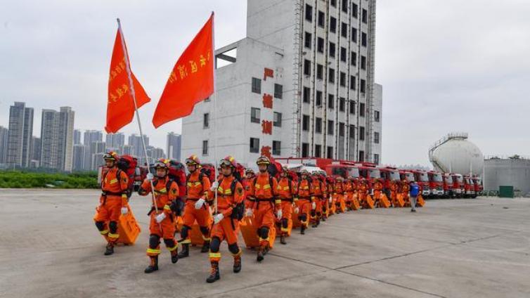 广东省多地消防救援队伍开展跨区域地震救援拉动和演练